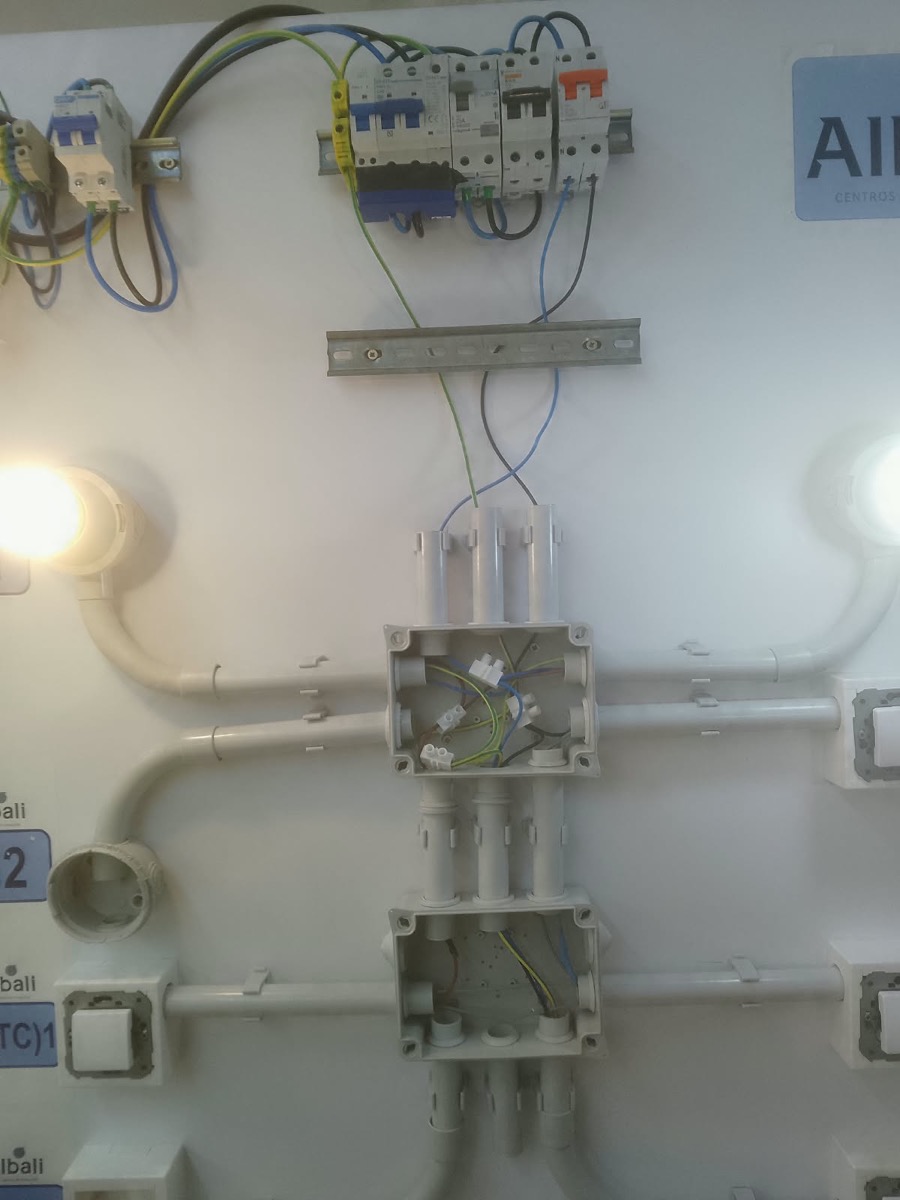 Instalación de cuadro eléctrico realizada por El Manitas Diosdado en Manresa